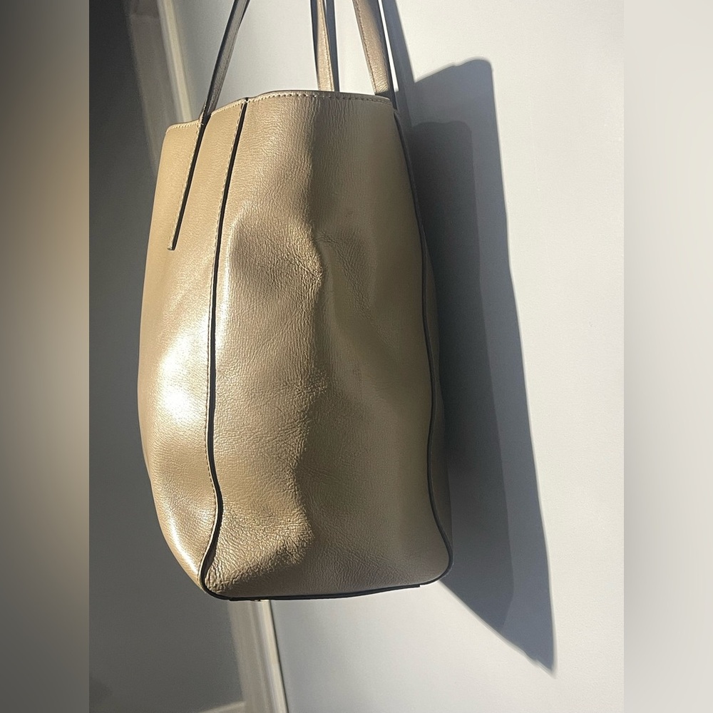 Michael Kors Elegant Tan Leather Tote Bag - Picture 6 of 10